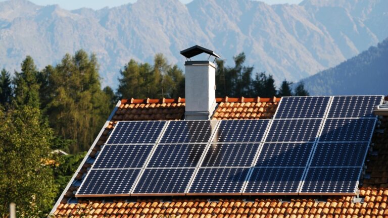 Différence entre un panneau solaire et photovoltaïque