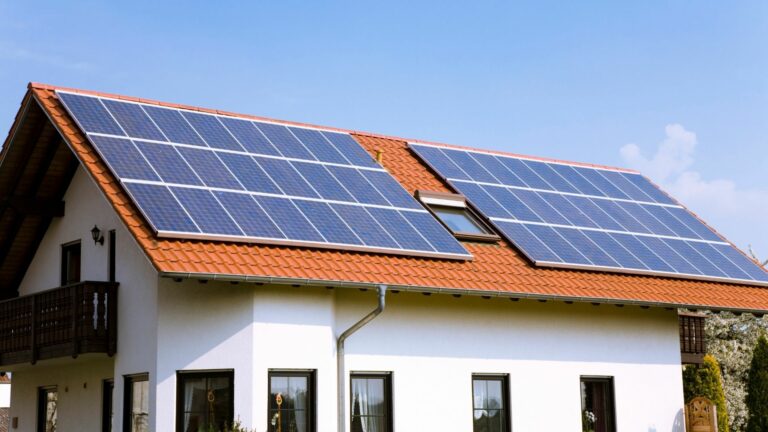 Combien de panneaux photovoltaïques pour 5000 kW ?